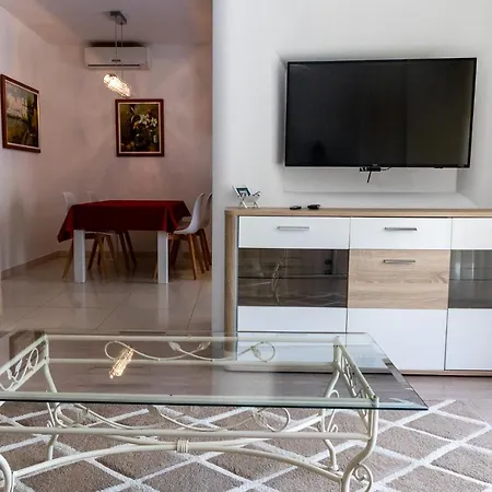 Garden Apartment *